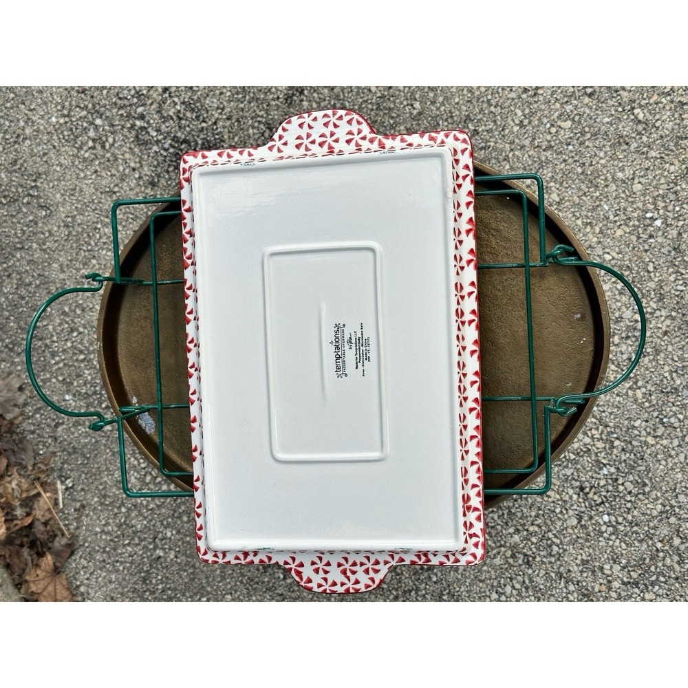 Temp-tations by Tara Peppermint Holly 13x9 Baker w/ Lid & Metal Rack - Picture 4 of 14